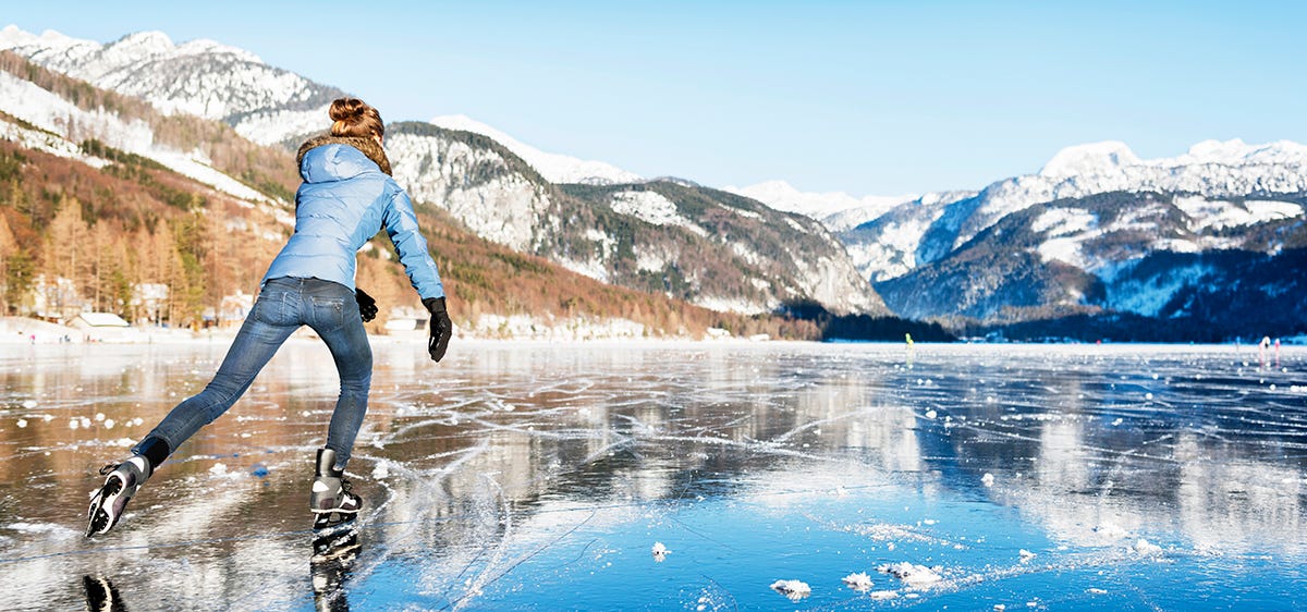 Ice skating on a frozen lake in Spanish.