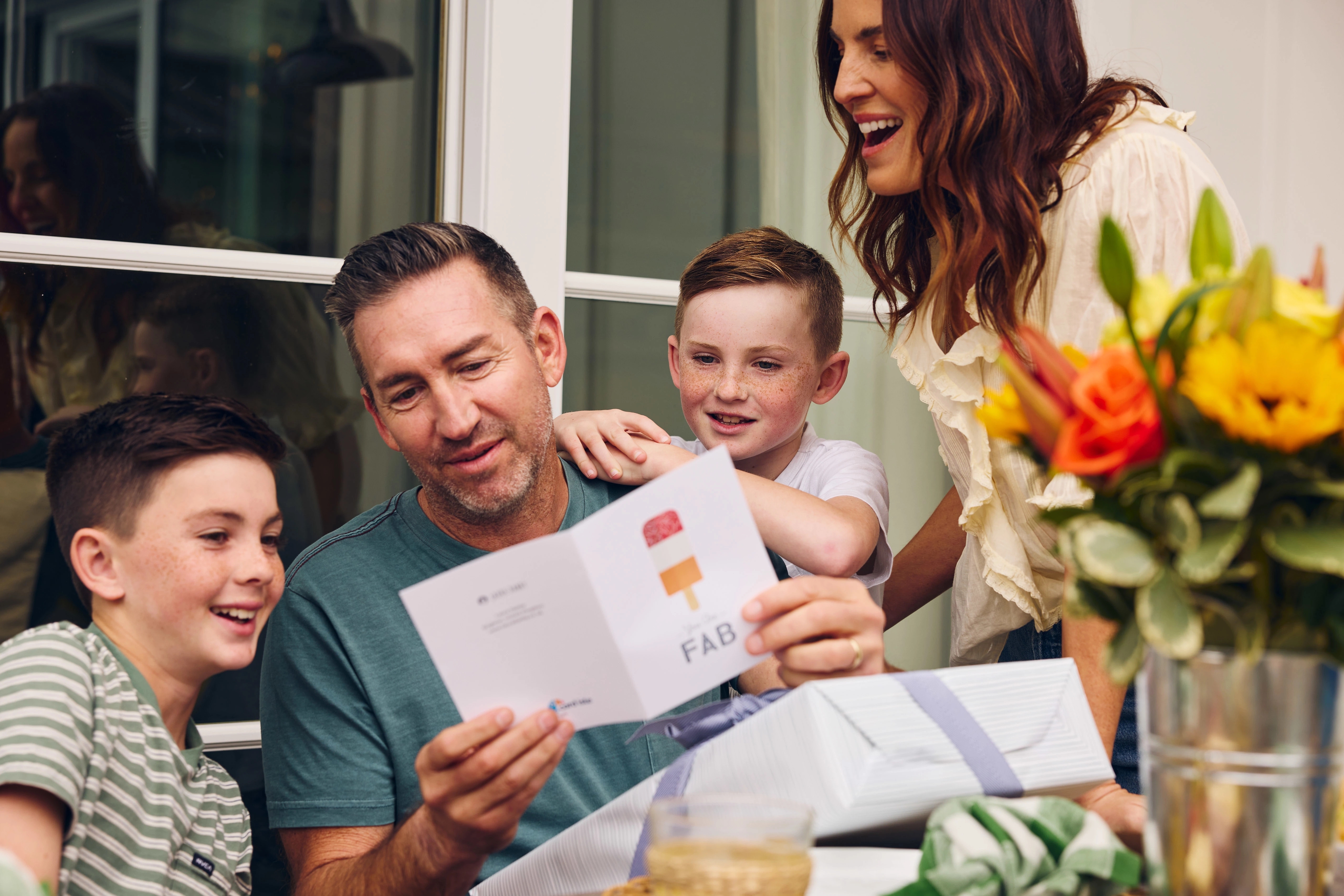 fathers day messages dad reading greeting card with kids
